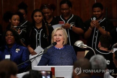 힐러리 클린턴 전 미 국무장관이 3일(현지시간) 앨라배마주 셀마의 브라운 채플 AME 교회에서 열린 '피의 일요일' 기념 예배에서 연설하고 있다. [로이터=연합뉴스]